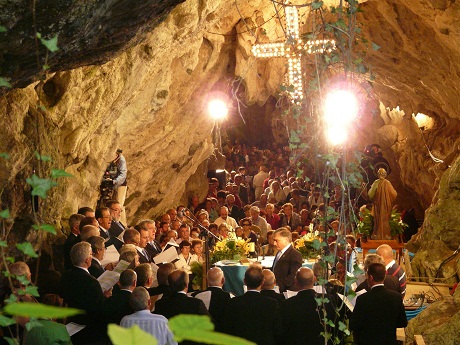 Misa en Cueva de San Pedrín